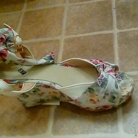 💐❌SOLD🎊💐Floral lace up heeled sandals - Picture 6 of 8